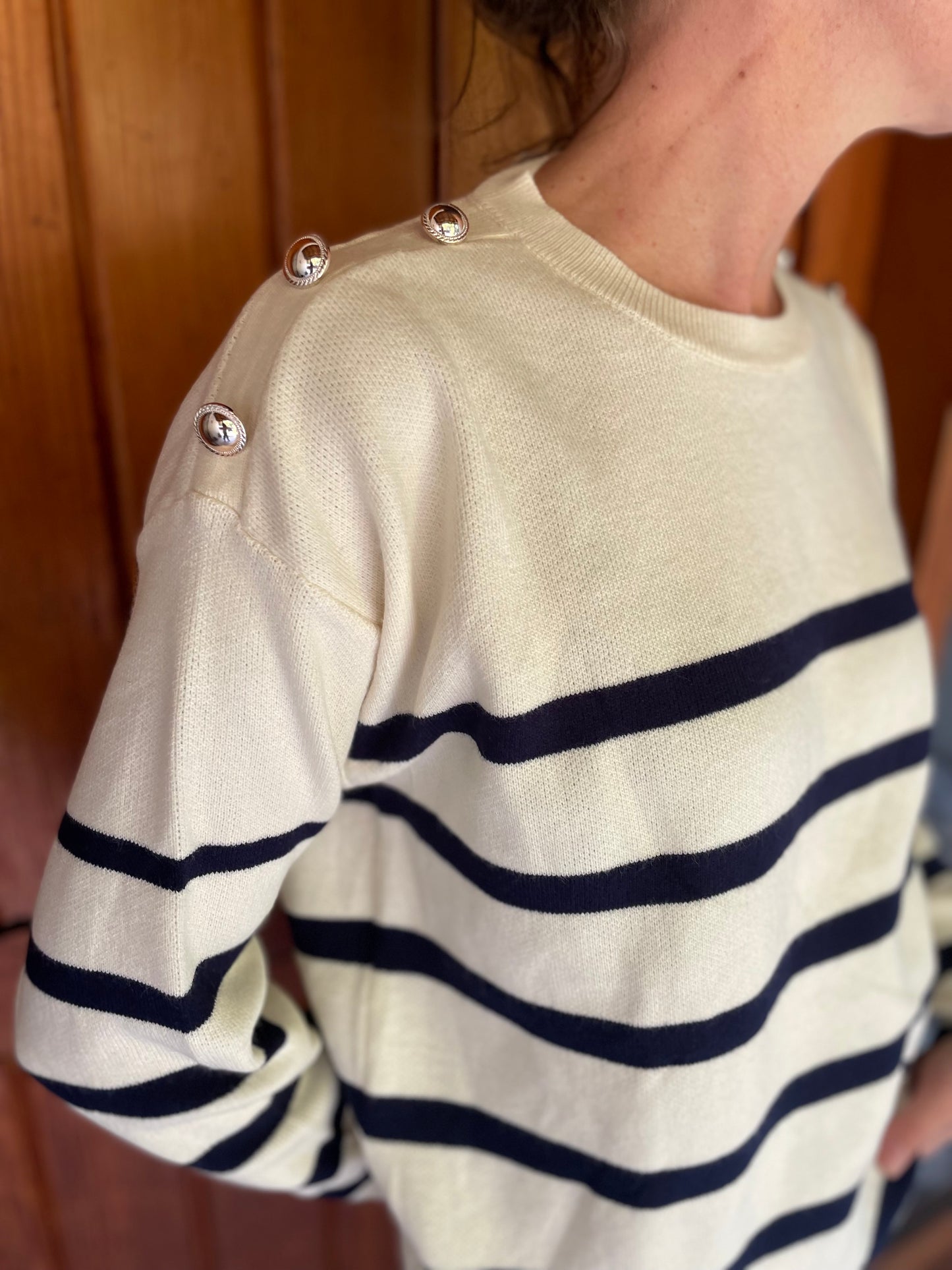 Sweater blanco rayas azul y botones hombro