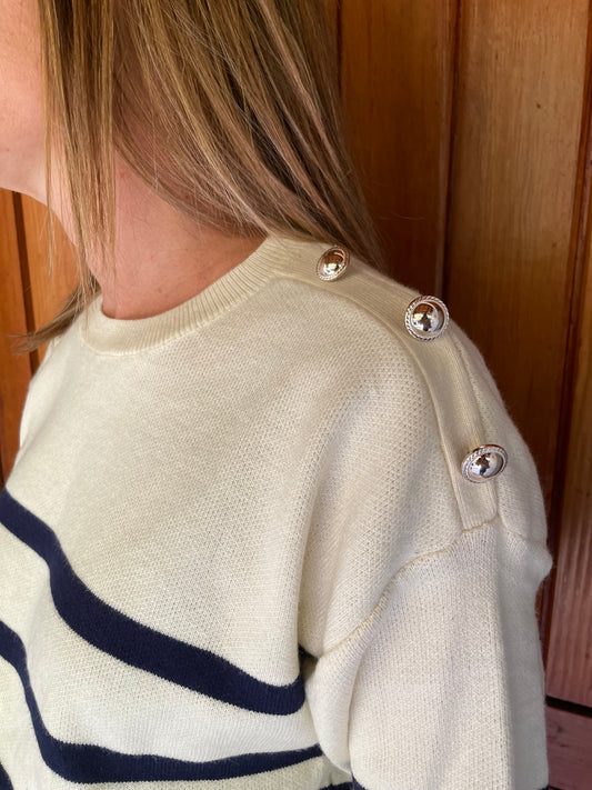 Sweater blanco rayas azul y botones hombro